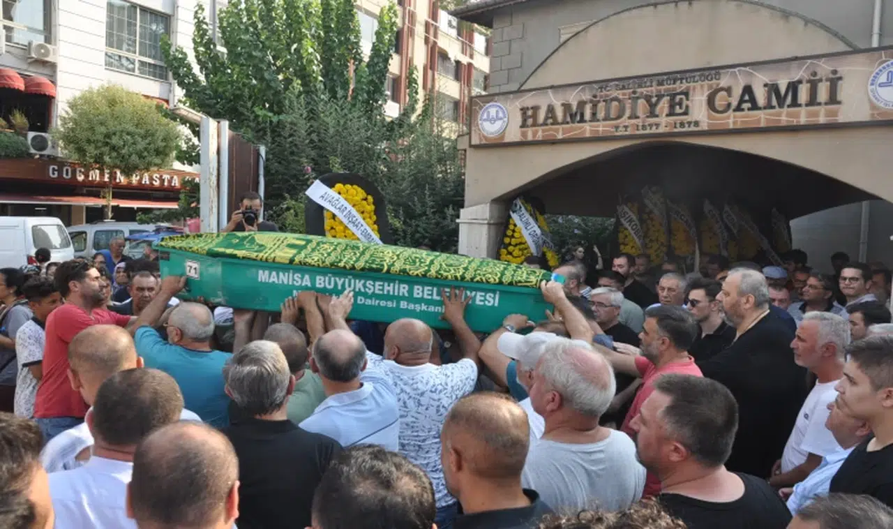 Aracında Ölü Bulunan Genç Adam, Salihli'de Toprağa Verildi