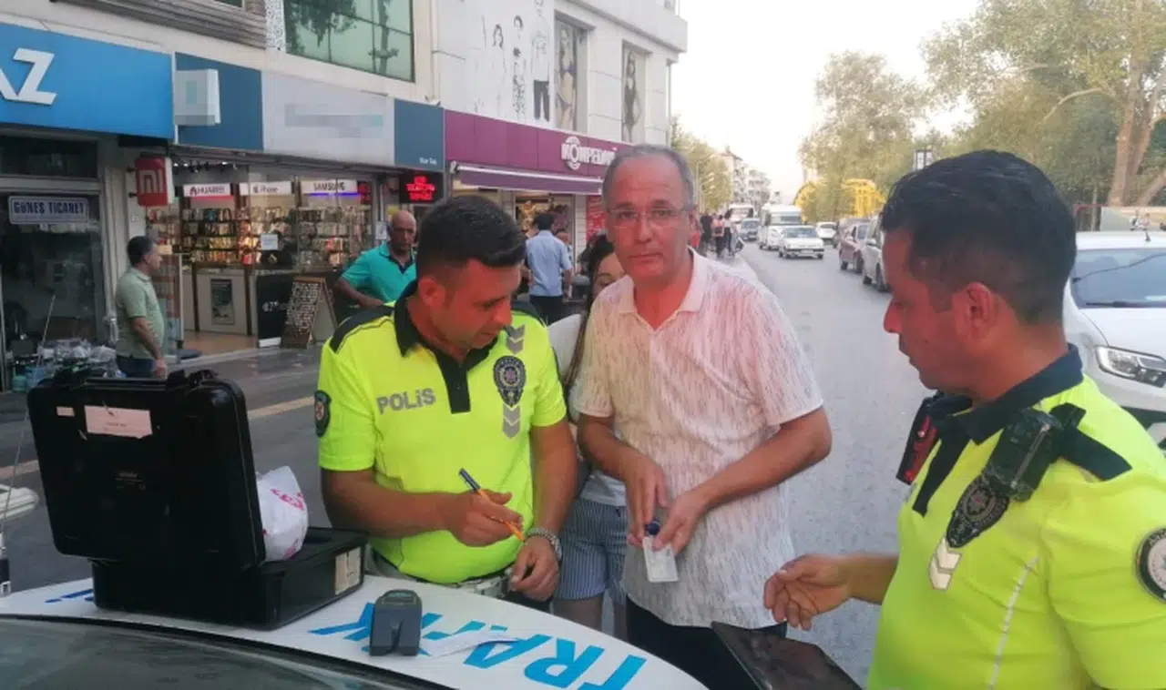 Kamyonet Yol Vermek İçin Durdu, Arkadan Gelen Motosiklet Çarptı