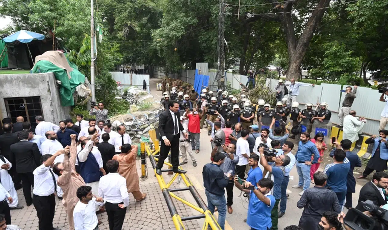 Pakistan’ın eski Başbakanı Imran Khan tutuklandı