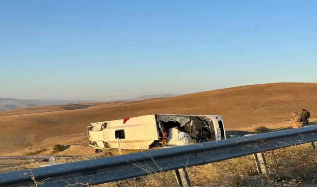 Düzensiz Göçmenleri Taşıyan Midibüs Takla Attı Çok Sayıda Ölü Ve Yaralı Var