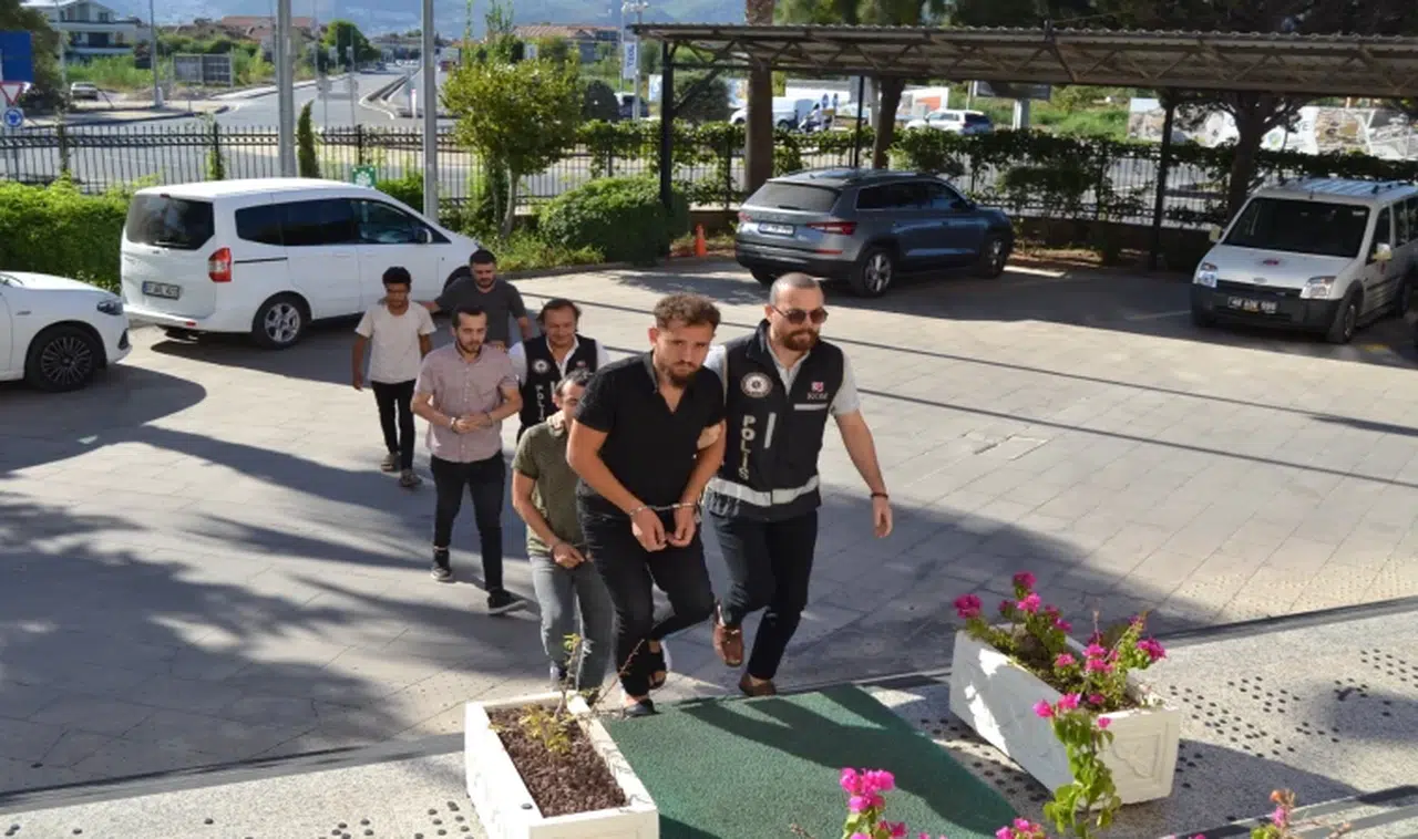 Emekli Öğretmeni 3 Milyon TL Dolandırdılar Polisten Kaçamadılar