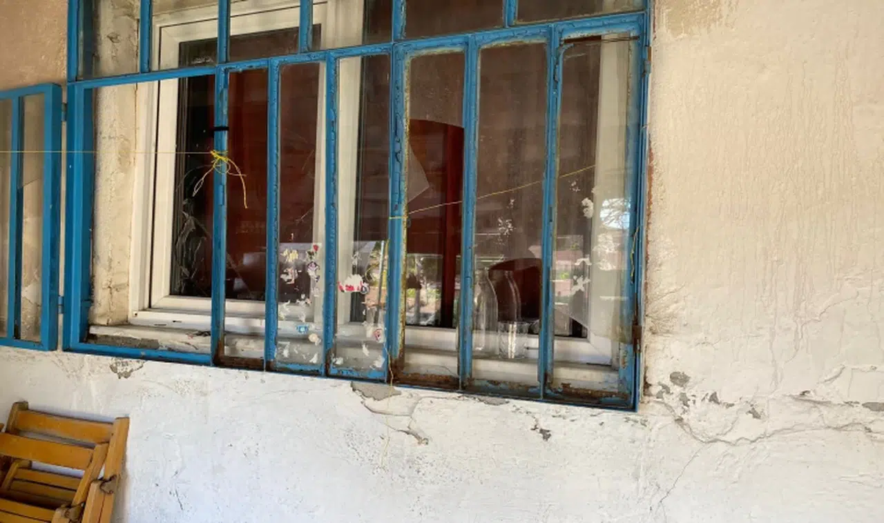 Eşini boğazından bıçaklayarak öldürdü