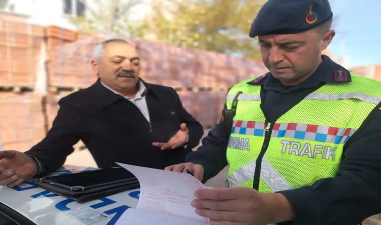 Ehliyetsiz, plakasız ve kasksız yakalandı polisten isteği güldürdü
