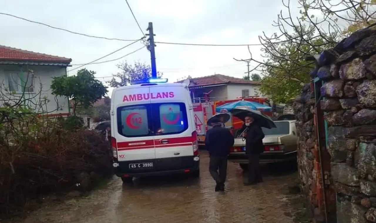 Evin çöken duvarının altında kalan 91 yaşındaki kadın yaralandı