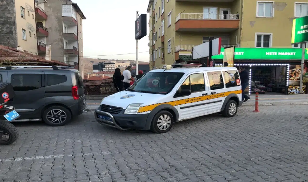 Haber alınamayan kadın yatağının altında ölü bulundu