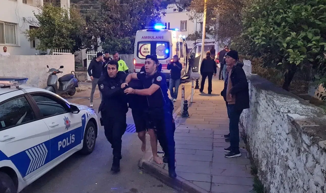 Kan donduran cinayet : 16 yaşındaki çocuk annesini boğazından bıçakladı