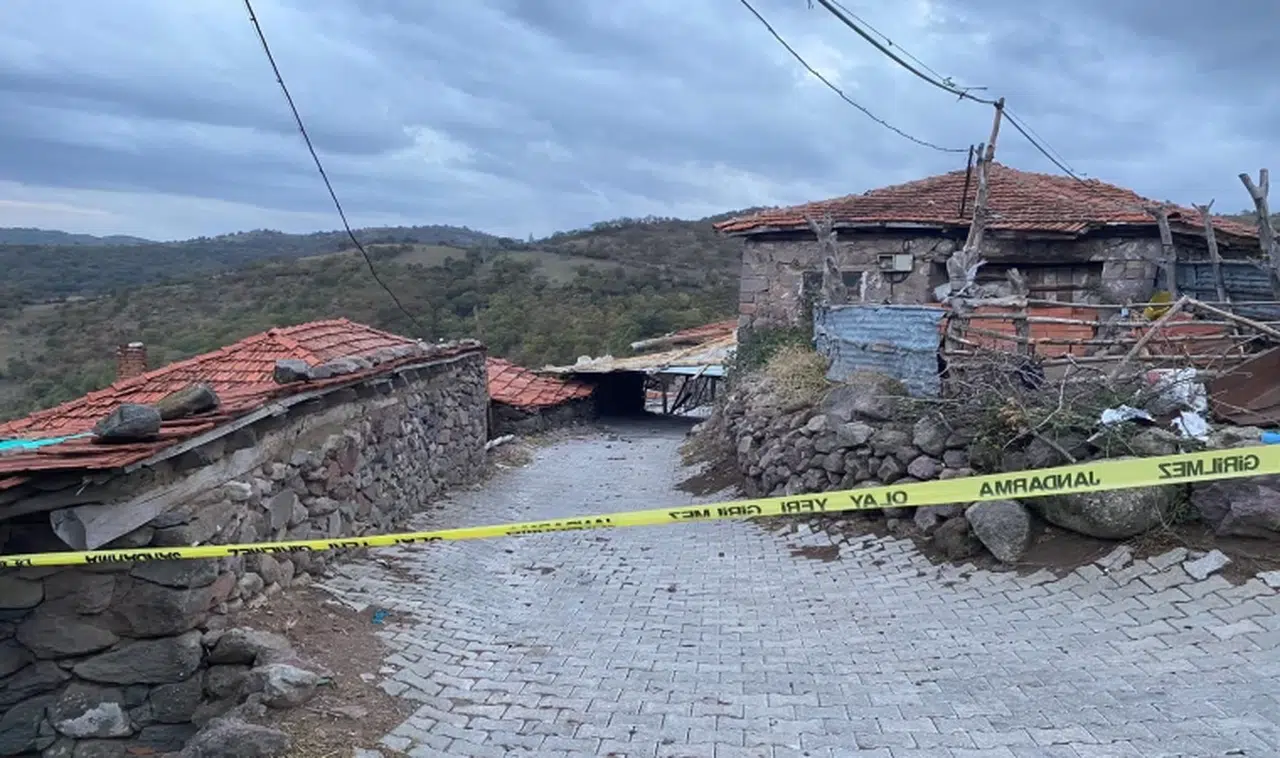 Rüzgardan kopan çatı can aldı