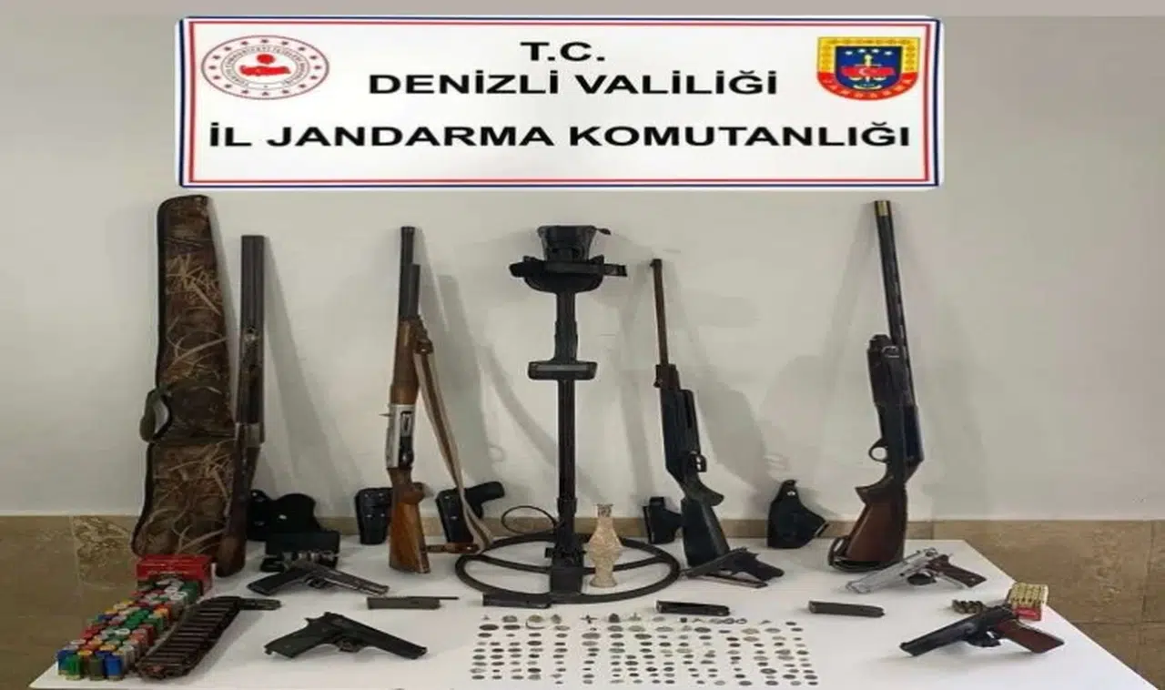 Bir evde çok sayıda silah ve tarihi eser çıktı
