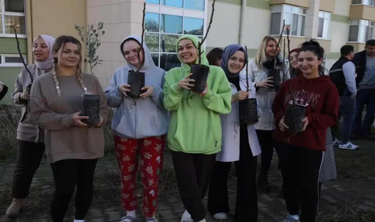 CBÜ öğrencileri yurtlarının bahçesine fidan dikti