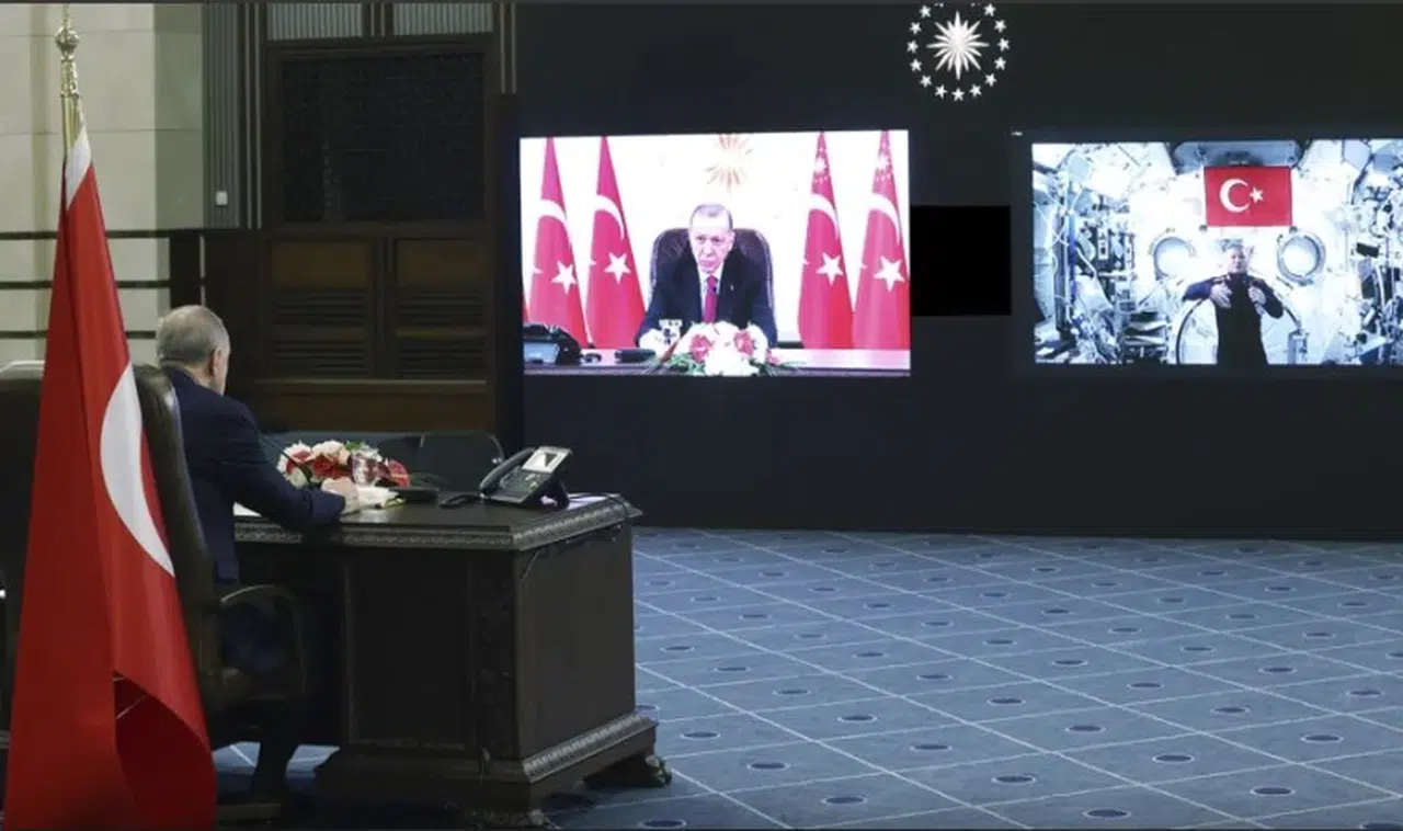 Cumhurbaşkanı Recep Tayyip Erdoğan, ilk Türk astronotu Gezeravcı ile görüştü