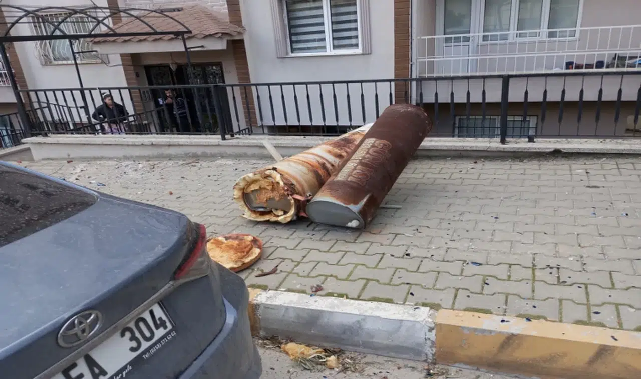 Kuvvetli rüzgar çatıyı uçurdu