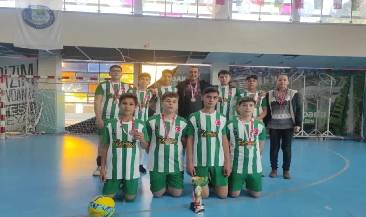 Ortaokul öğrencilerinden voleybolda büyük başarı