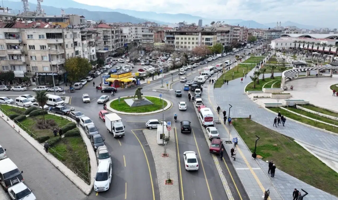 Salihli ilçe merkezinde yürütülen sıcak asfalt çalışmaları sona erdi