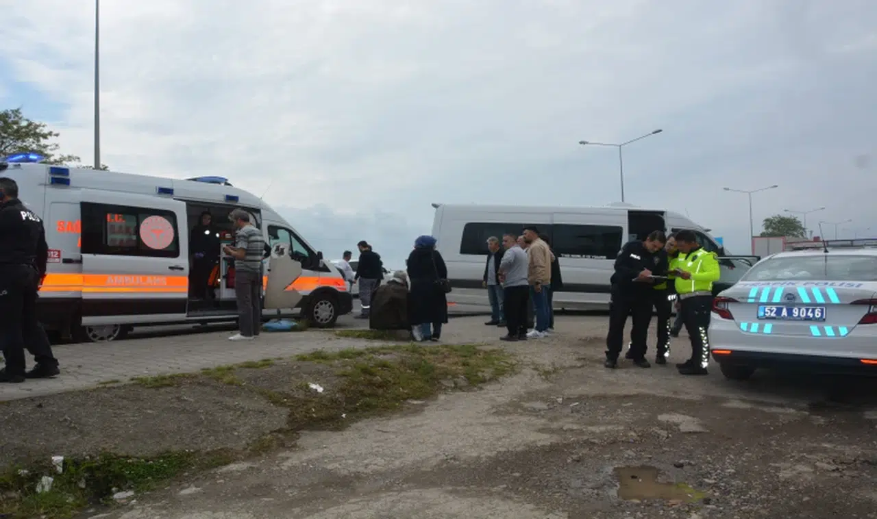 İşçileri taşıyan minibüs bariyerlere çarptı