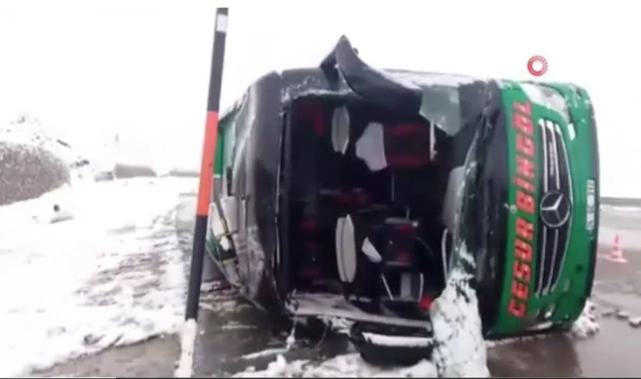 Yolcu otobüs devrildi: 2 ölü, 16 yaralı