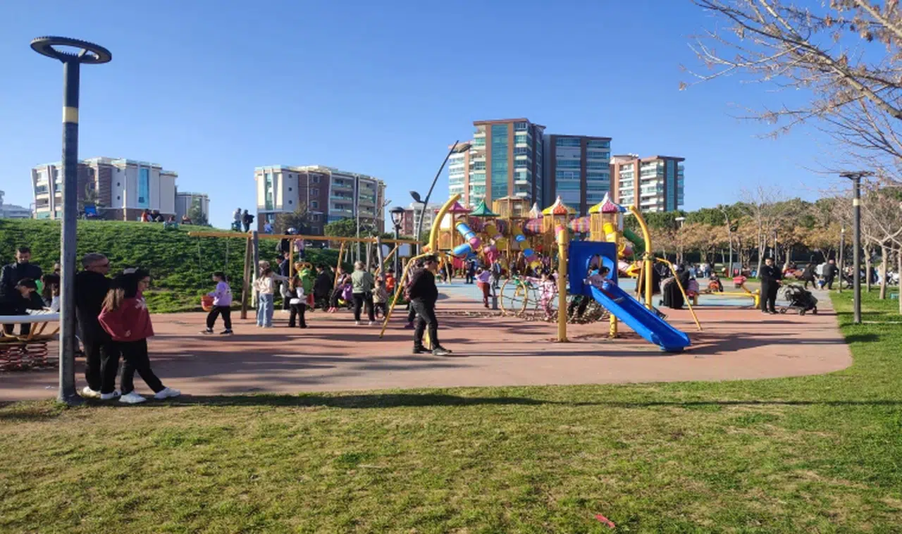 Manisalılar güzel havayı parklarda değerlendirdiler