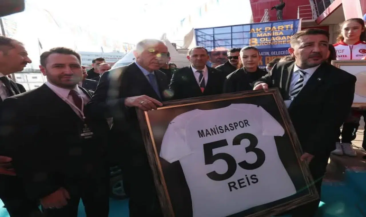 Cumhurbaşkanı Erdoğan’a Reis yazılı Manisaspor forması