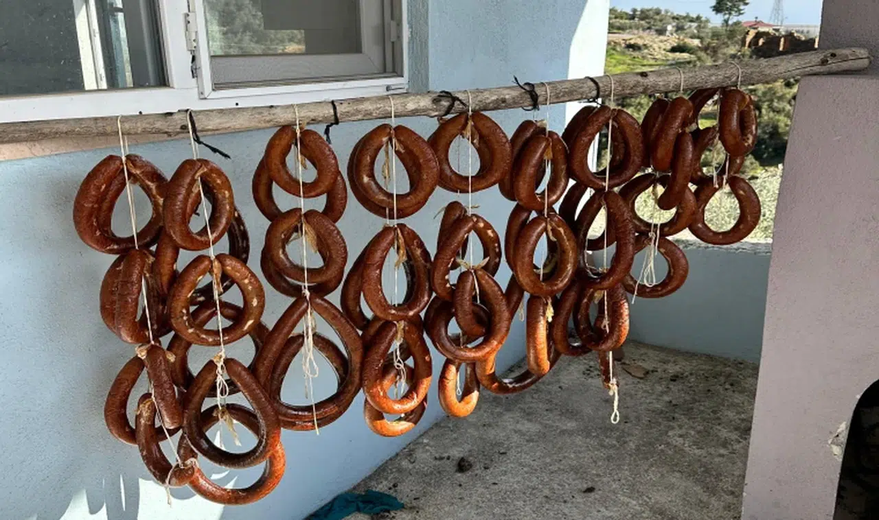 Dağ keçilerini avlayıp sucuk yapmış