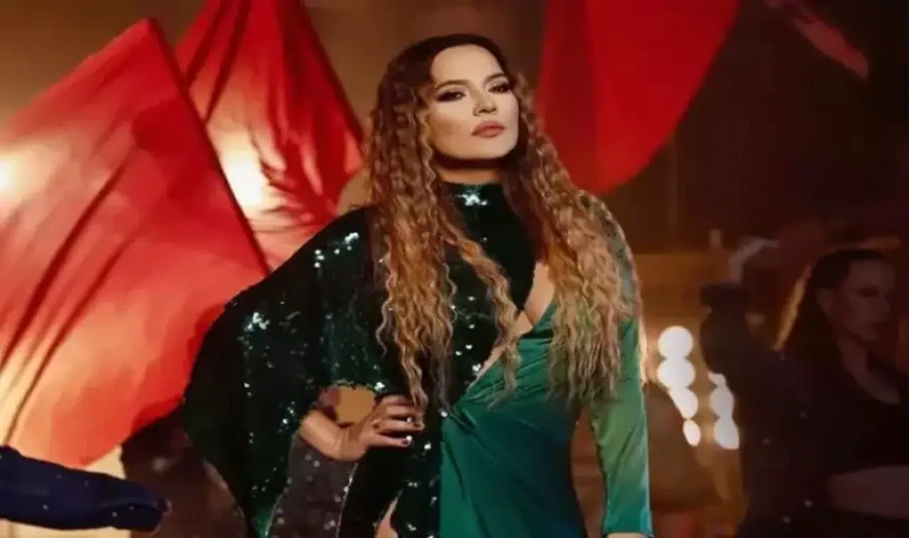 Fotoğrafına yapılan yorum, Demet Akalın'ı küplere bindirdi