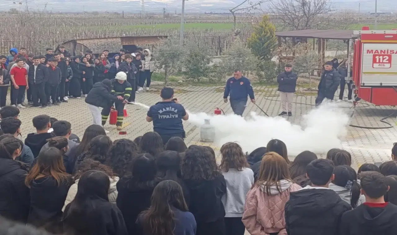 Liseliler yangın sırasında ne yapacaklarını uygulamalı öğrendi