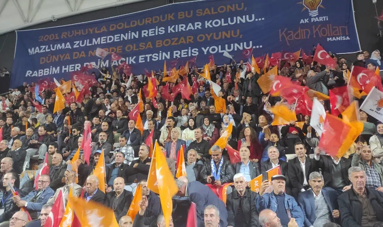 Muradiye Spor Salonu'na Erdoğan için sloganlar asıldı