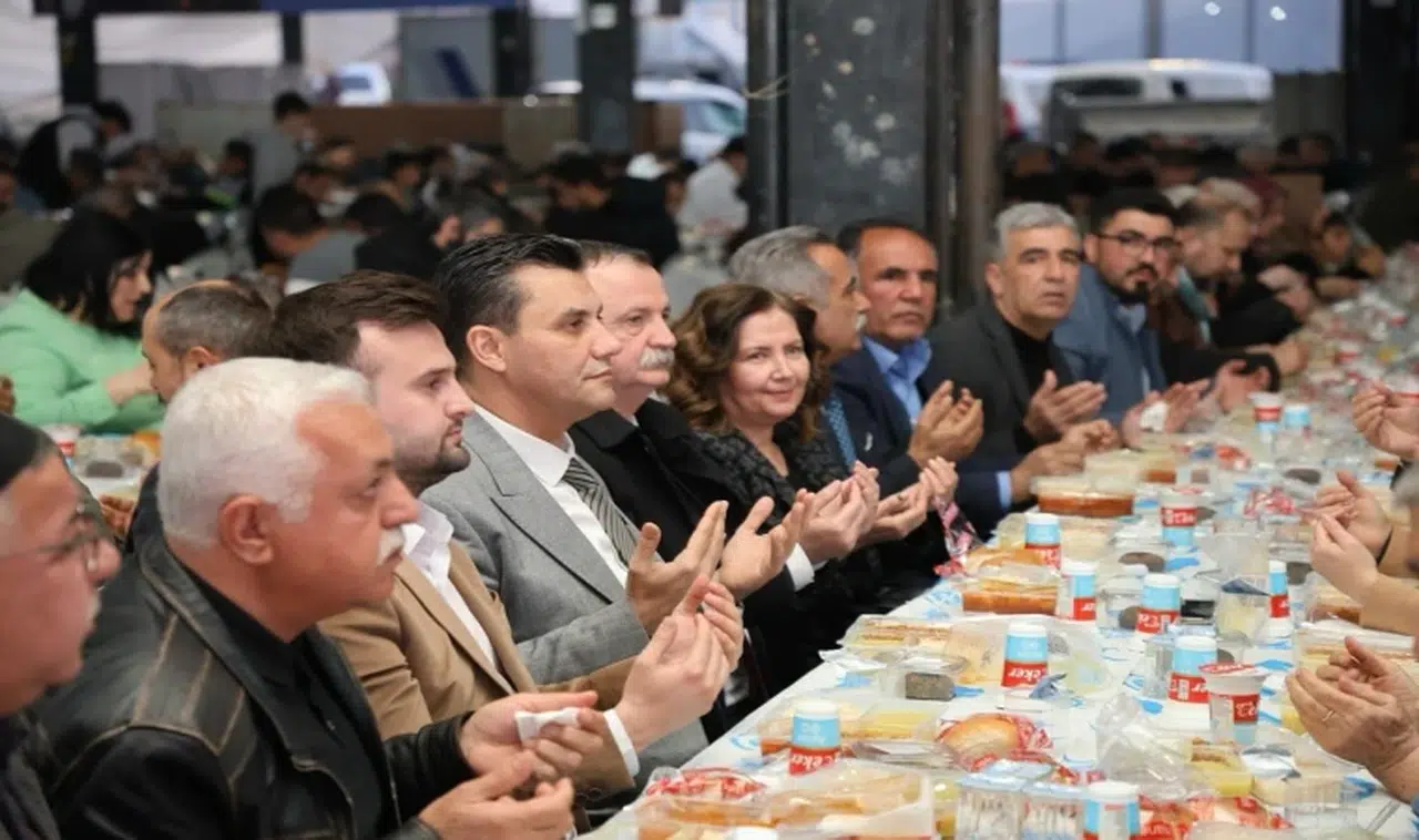 Başkan Zeyrek ve Balaban vatandaşlarla birlikte iftar yaptı
