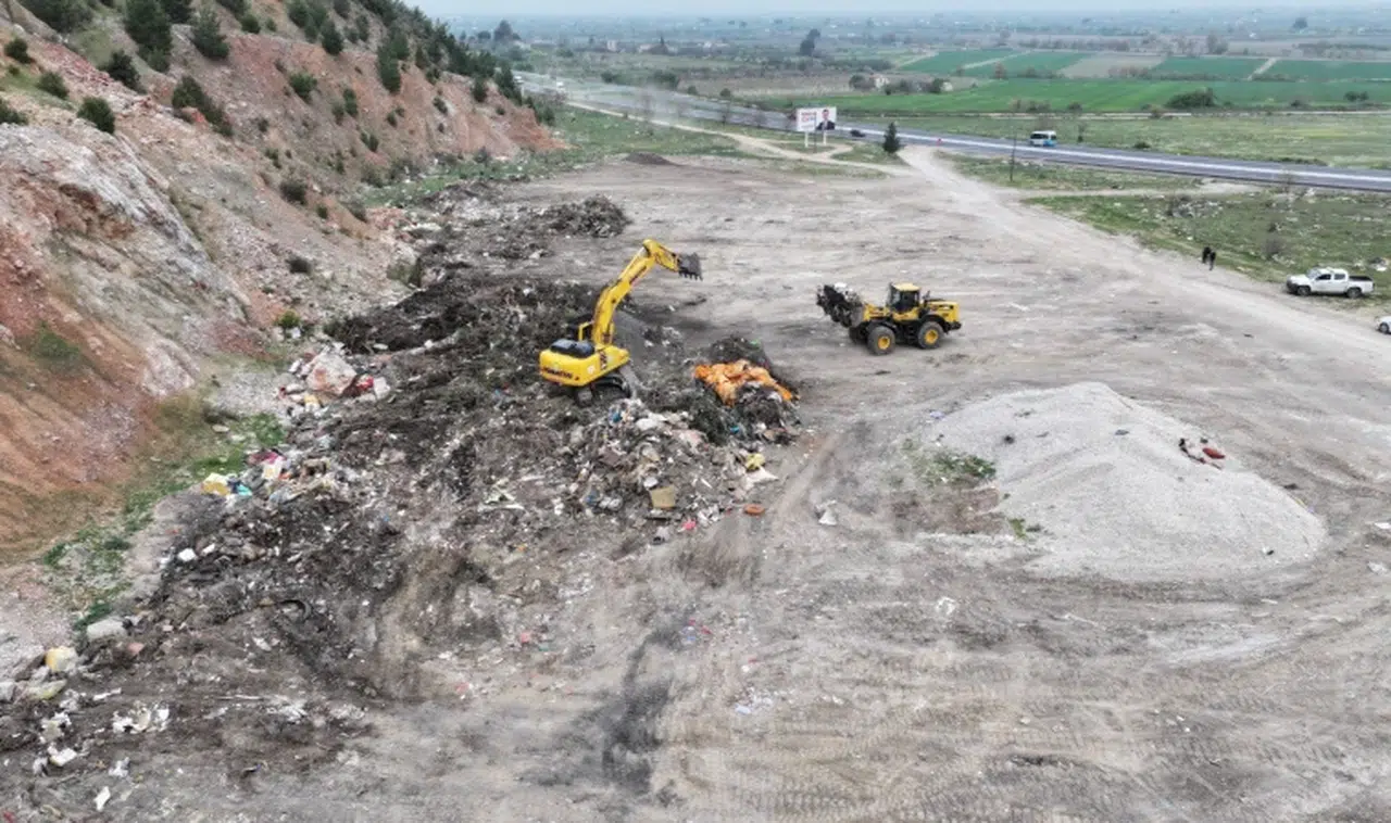 Hamalın Kırı Mevkii çöplerinden arındırılıyor