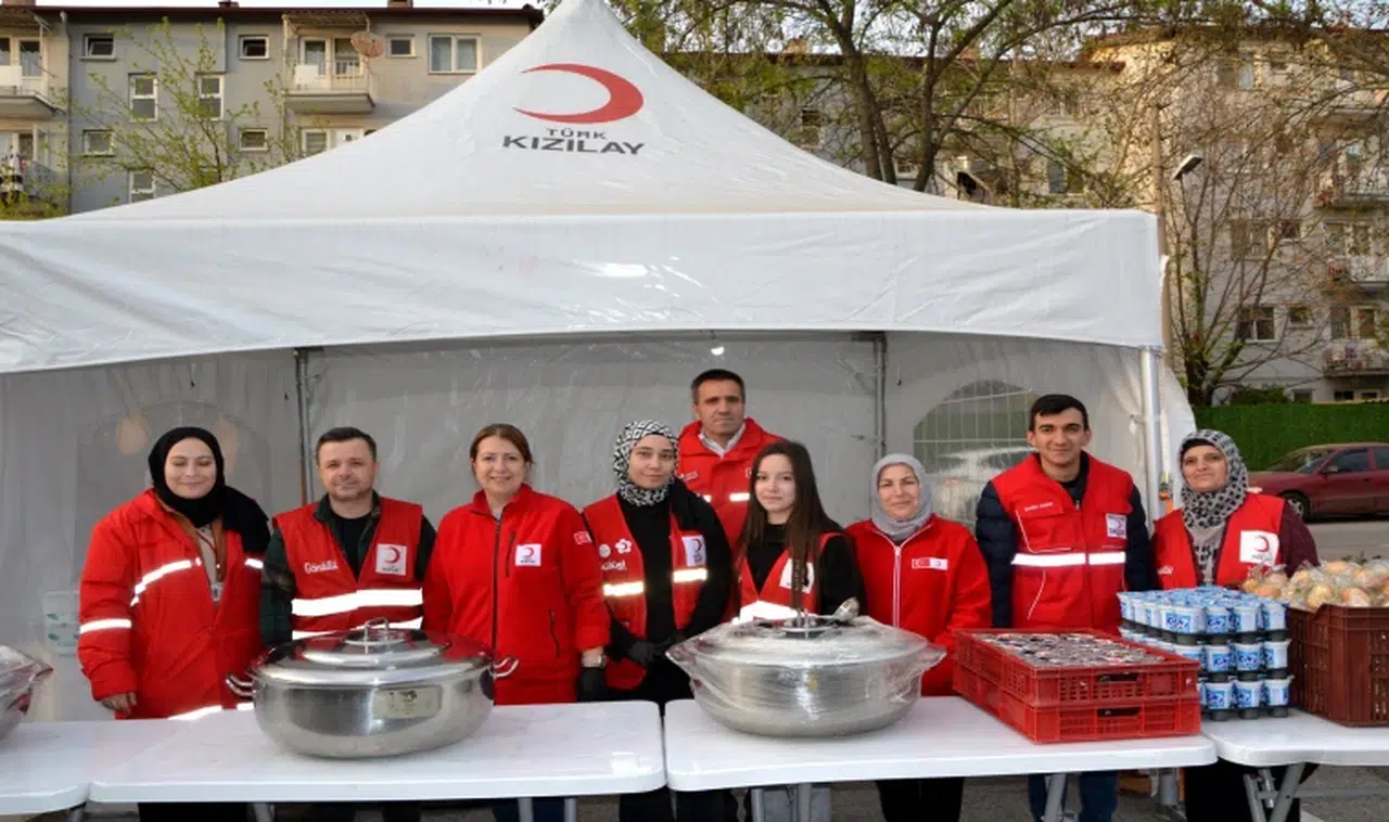 Türk Kızılay Manisa Ramazan’da dolu dolu yardım ediyor 