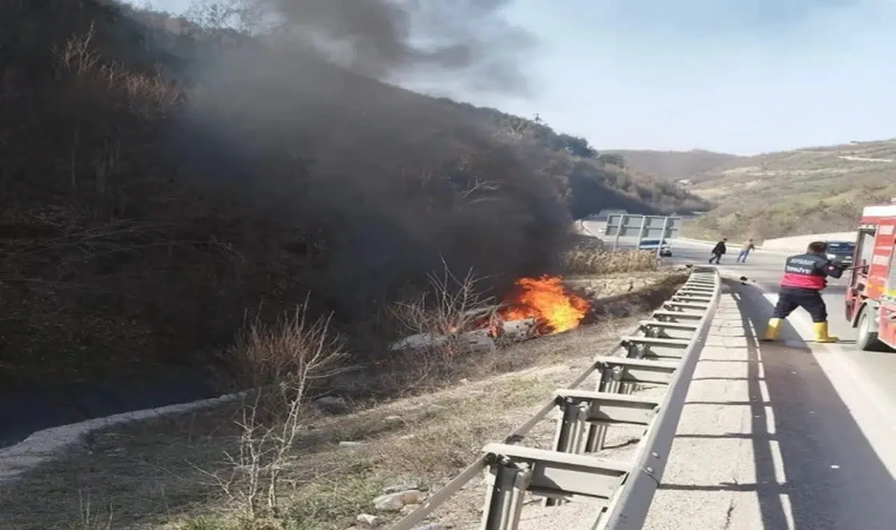 Şarampole uçan araç alev aldı