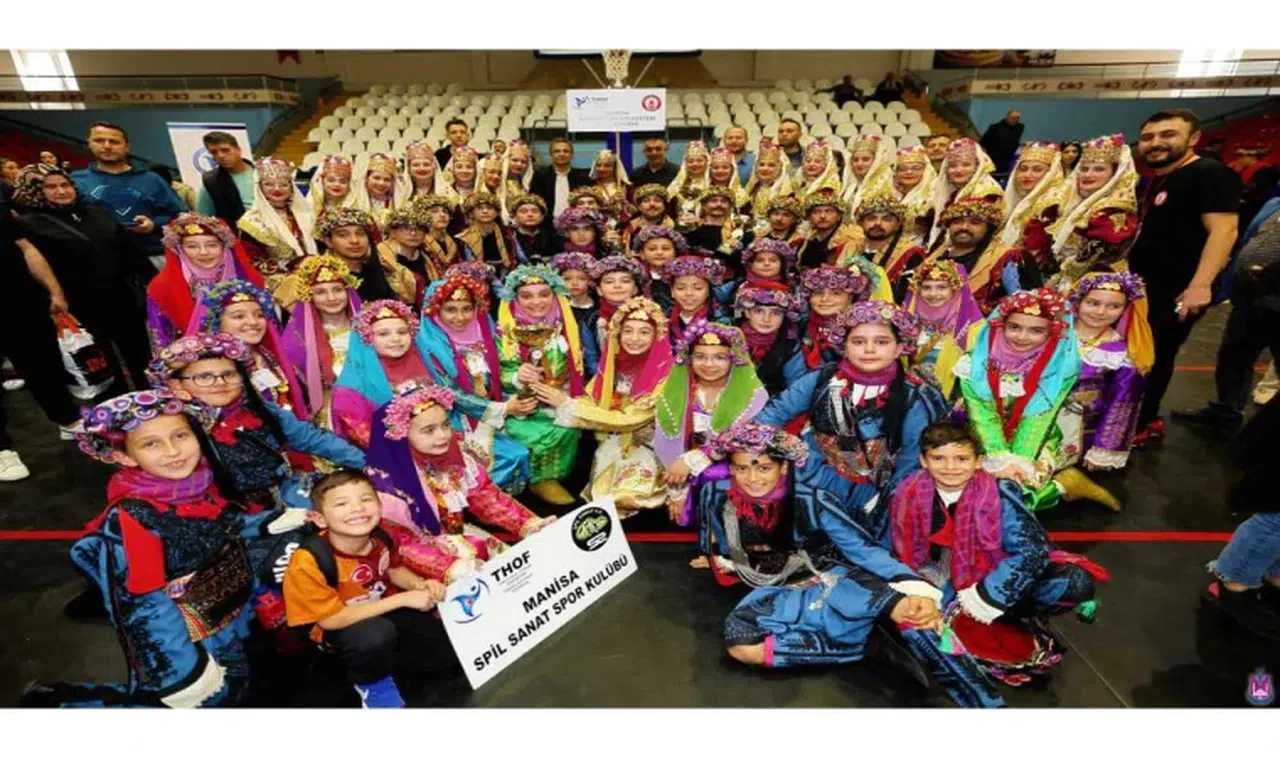 Şehzadeler Belediyesi Halk Oyunlarında 3 kategoride birinci oldu 