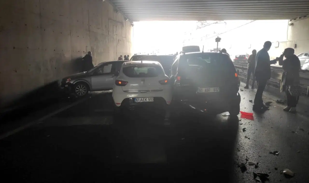 Alt geçitte  zincirleme trafik kazası: 25 araç birbirine girdi
