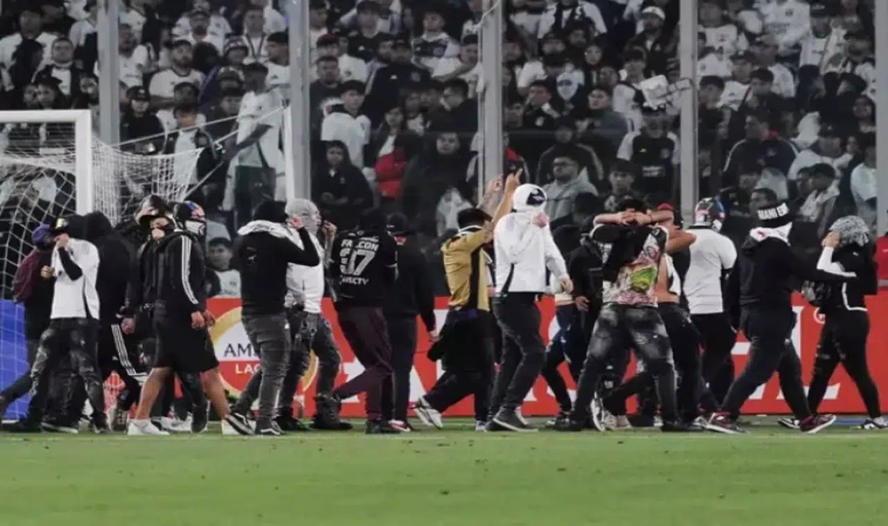 Böyle maç görmediniz! Saha savaş alanına döndü, ölen taraftarlar var