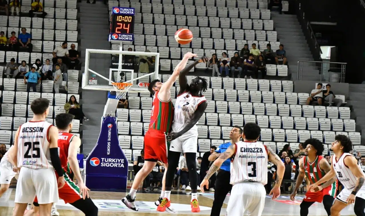 Ege derbisinde kazanan Manisa Basket