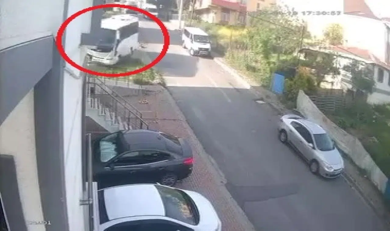 El freni boşalan midibüs apartmana çarparak durabildi
