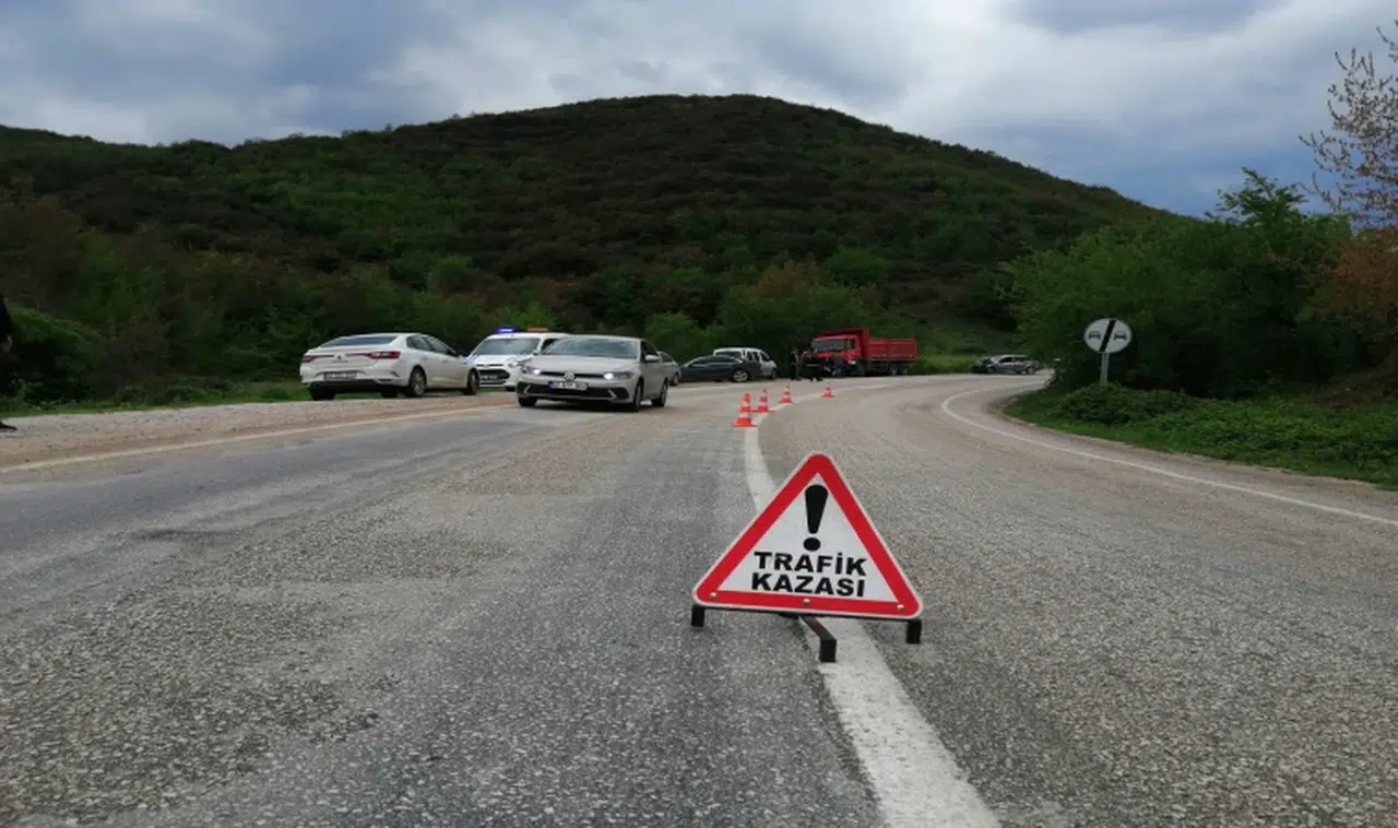 Kamyonet ile otomobil çarpıştı: 1 ölü, 1 yaralı