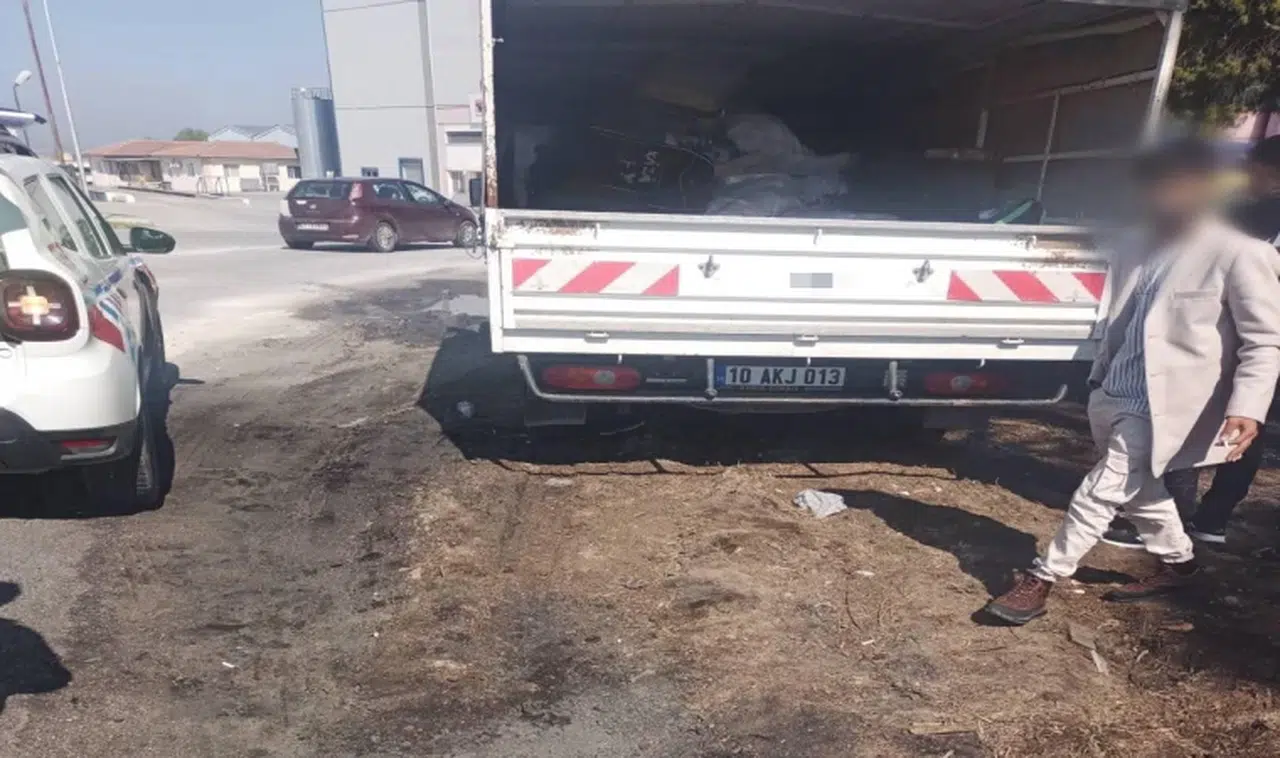 Kasasında 16 işçi taşıyordu!  Kamyonet trafikten men edildi