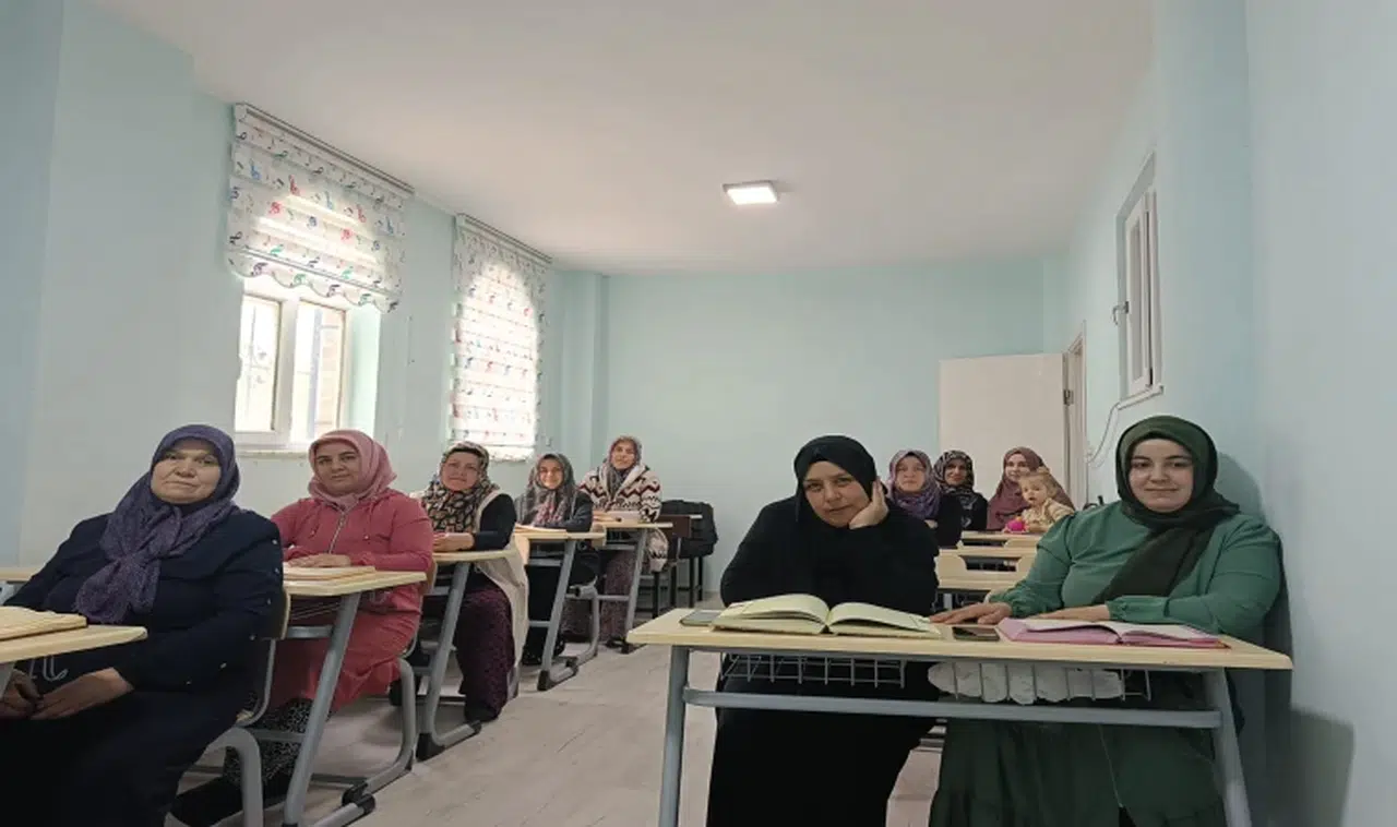 Kuran kursu öğrencileri köy okulunda kütüphane kurdu