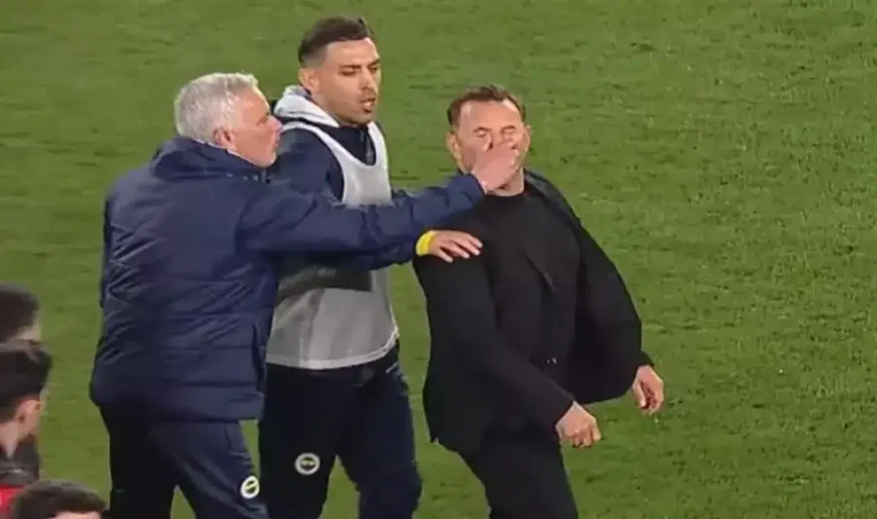 Maç sonuna damga vuran anlar! Jose Mourinho, maçtan sonra Okan Buruk'un burnunu sıktı!