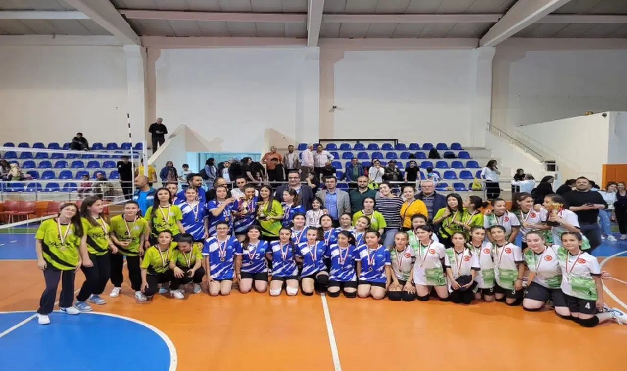 Okullar arası futbol ve voleybol turnuvaları tamamlandı