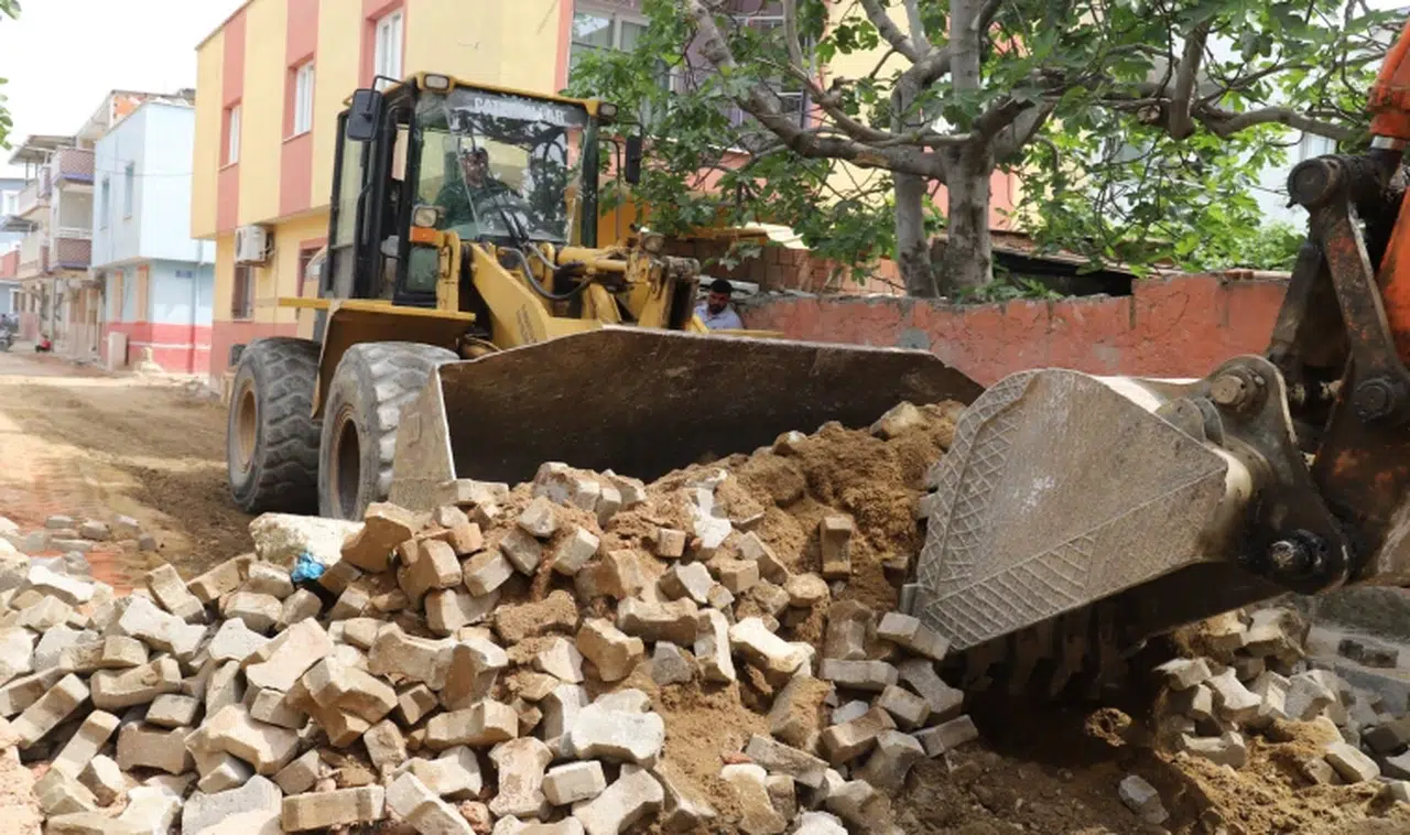 Turgutlu Belediyesi Atatürk Mahallesi'nde kapsamlı yol çalışmasına başladı