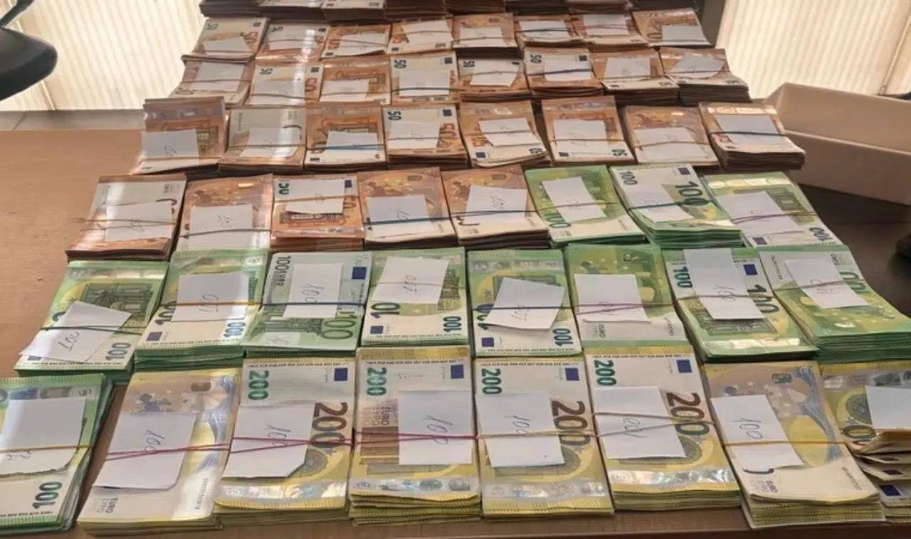Yatağın altından tomar tomar para çıktı