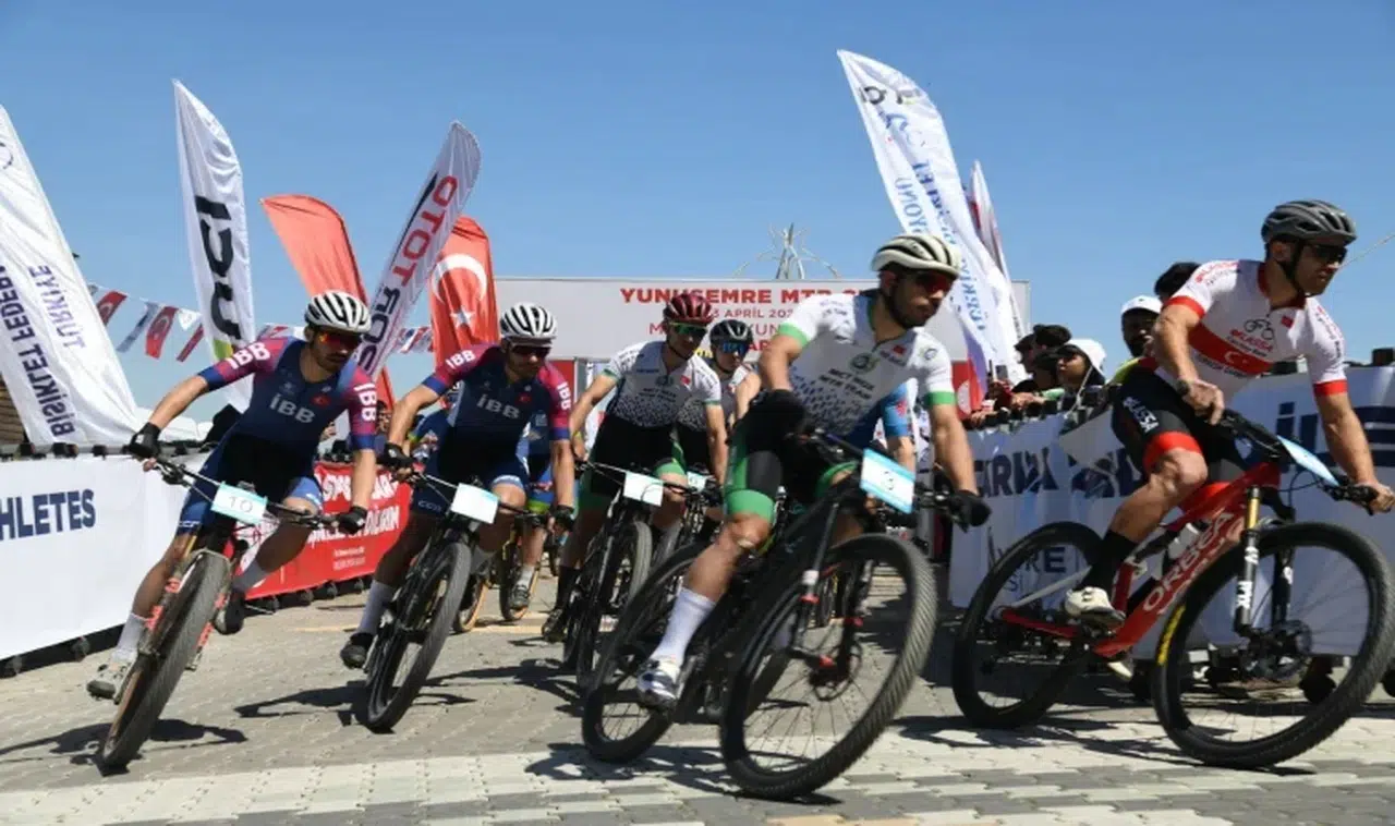 Yunusemre'de 300 sporcu birincilik için pedal çevirdi