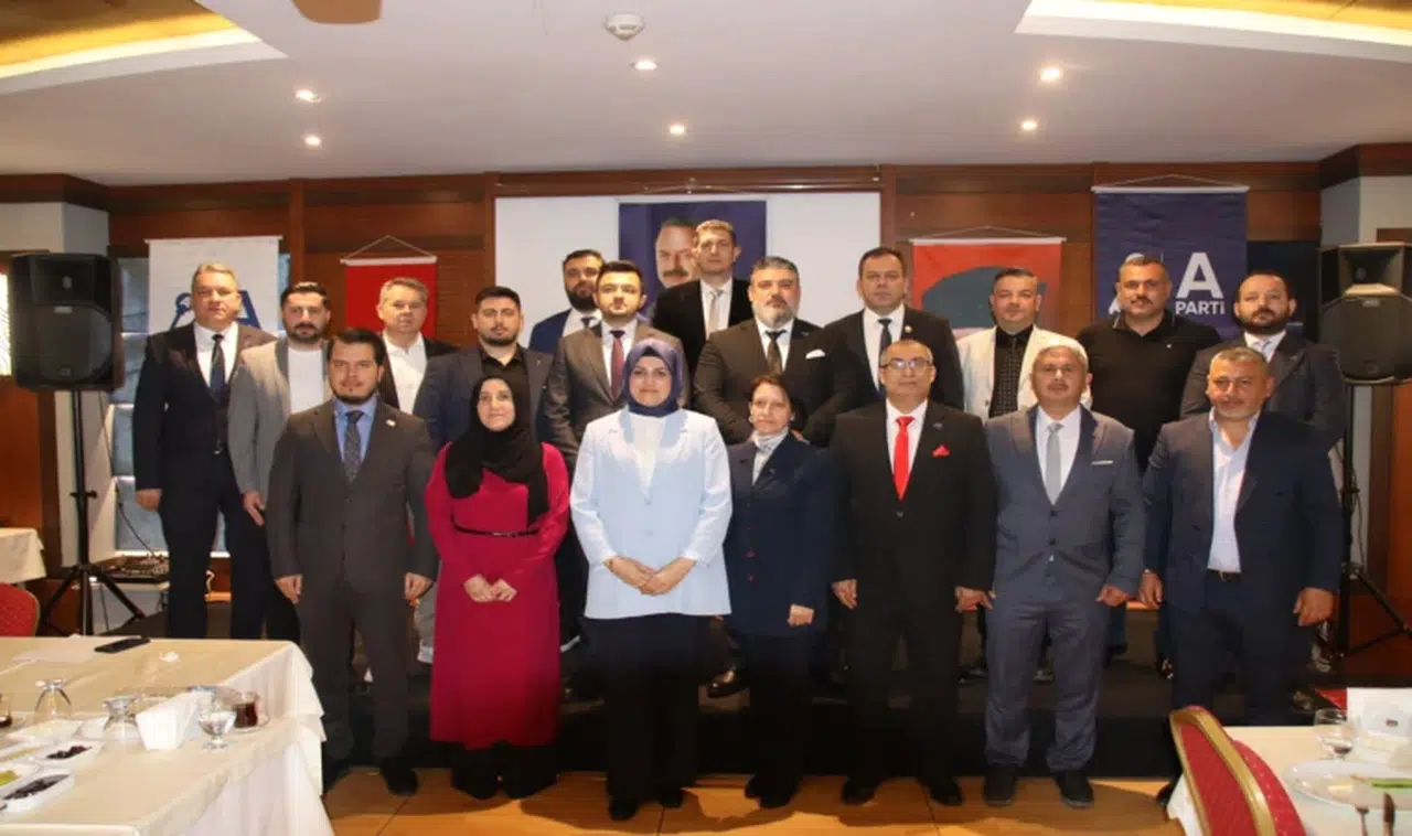 Anahtar Parti Manisa'da yeni yönetimi tanıttı 