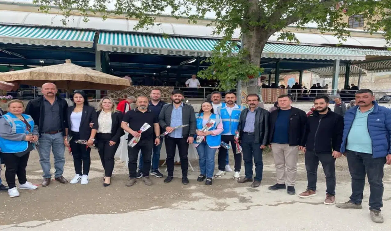 MHP Demirci teşkilatı anneleri karanfillerle karşıladı