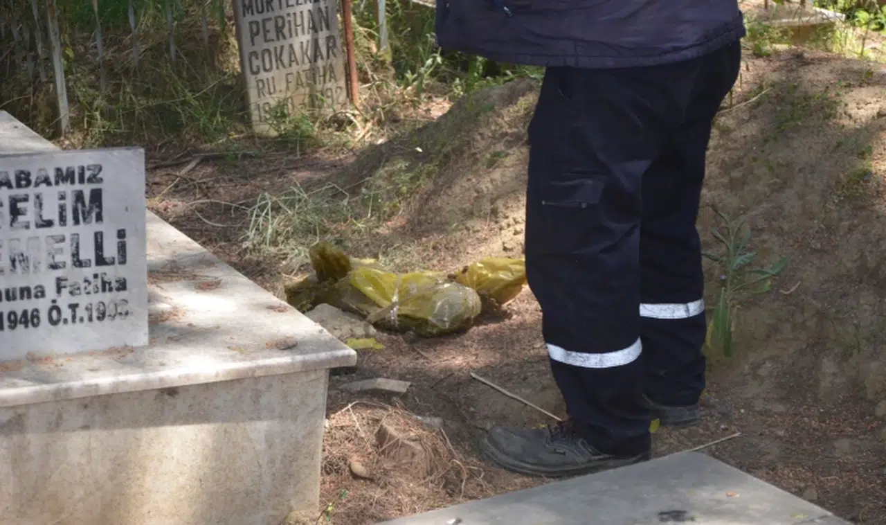 Naylon poşete sarıp Turgutlu mezarlığına attılar