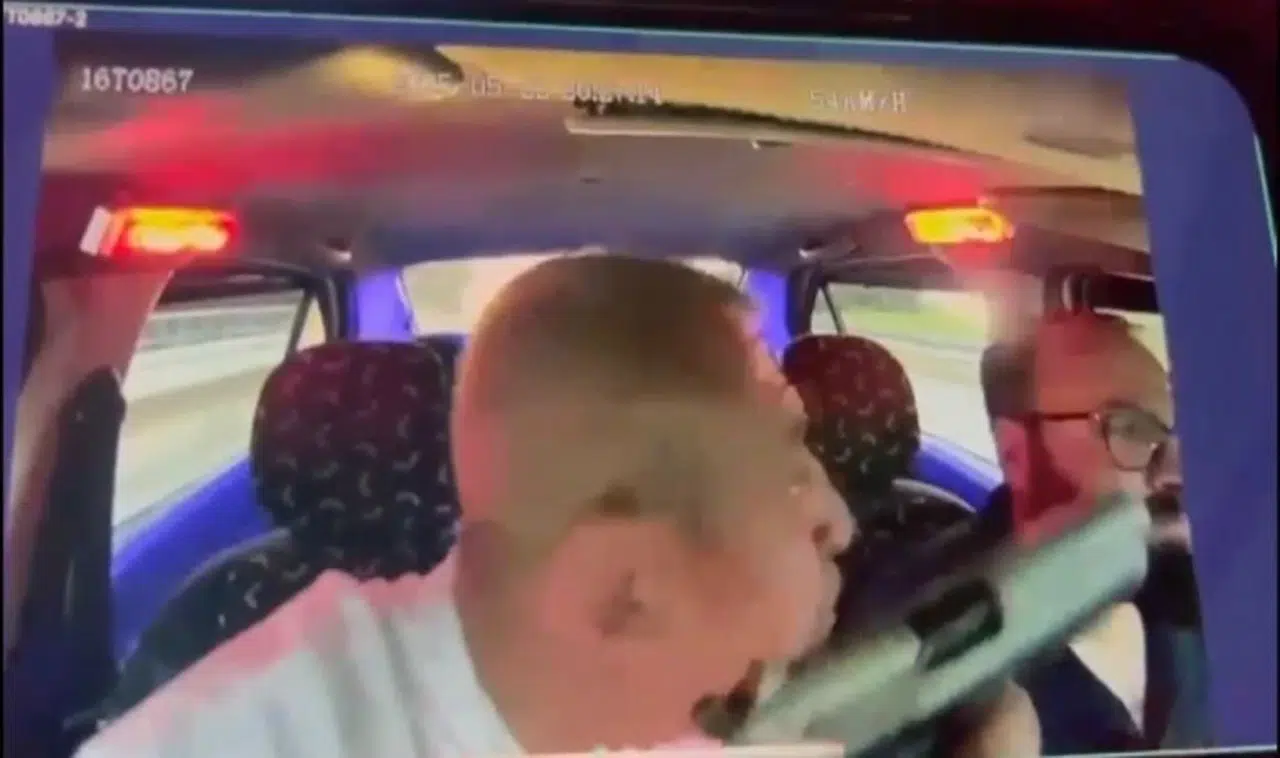 Taksiciyi silahla tehdit edip parasını gasp etti