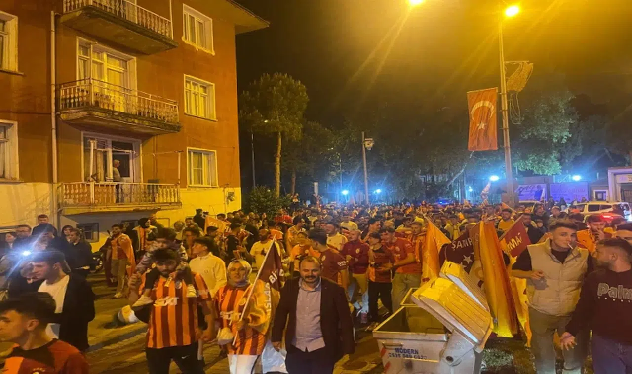 Taraftarlar 25. şampiyonluğu meydanlarda kutladı