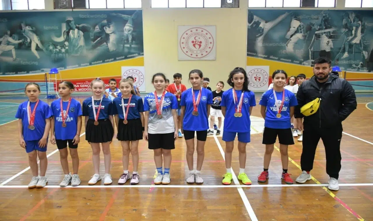 Yunusemre Belediyespor'dan badmintonda büyük başarı