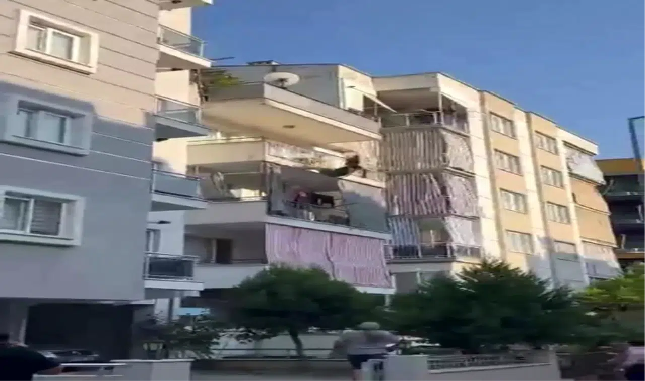 Apartmanın 3'üncü katından kendini boşluğa bıraktı