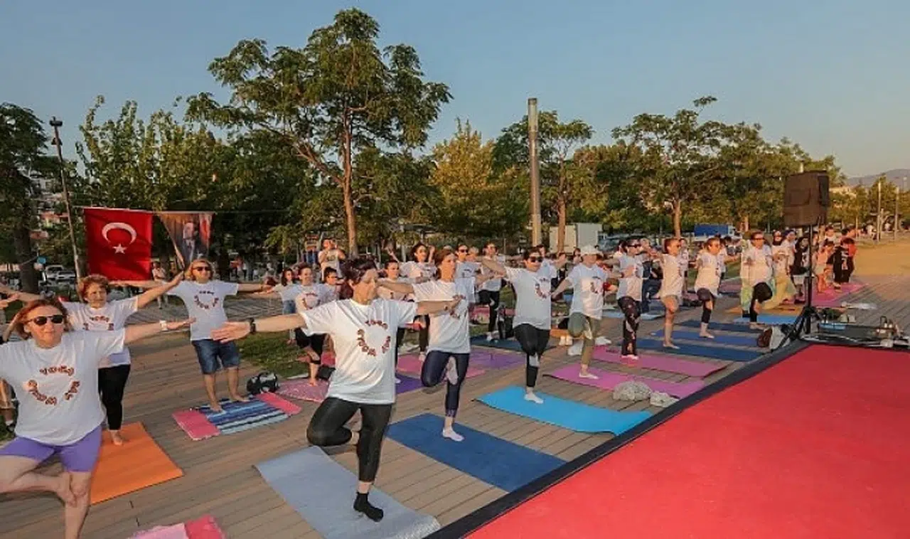 Bayraklı sahilde buluşup, yoga yaptılar - Dünya Yoga Günü’nde renkli etkinlik